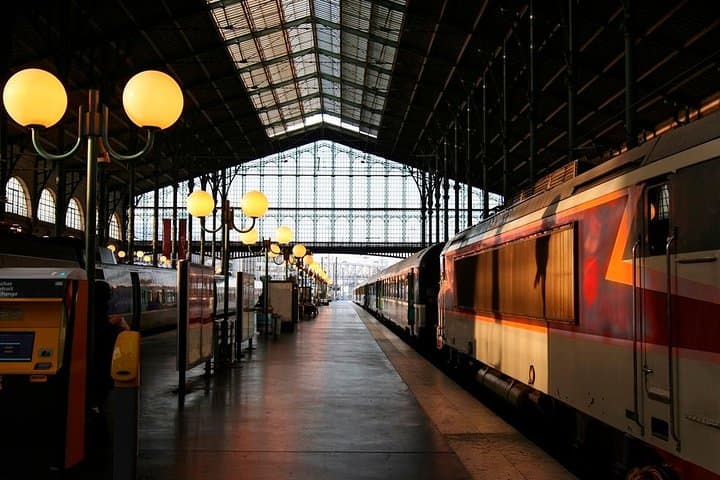 Traslado de partida privado: dos hotéis de Roma à estação ferroviária