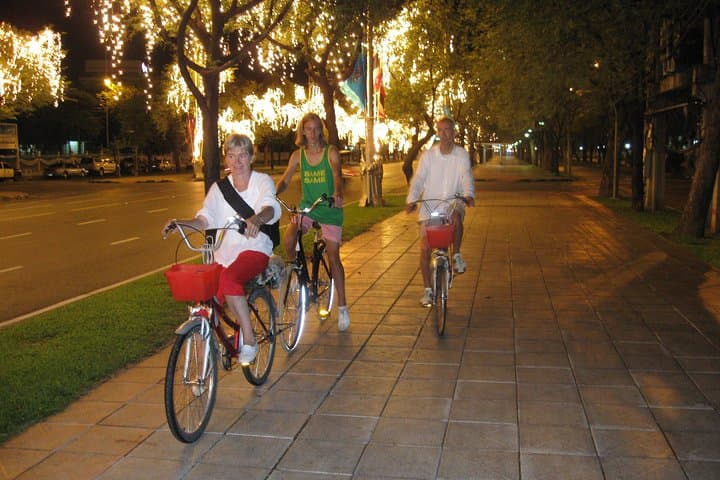Passeio noturno de Banguecoque por bicicleta