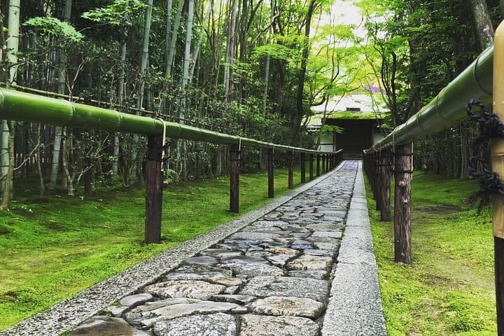 Excursão de bicicleta elétrica escondida em Kyoto