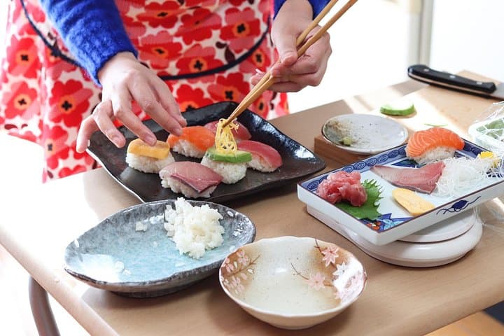 Cerimônia de chá de Kyoto e aula de culinária de sushi na casa de Emika