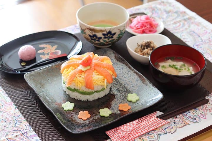 Sushi ou cozinha tradicional japonesa em uma casa de Kyoto com a Emika