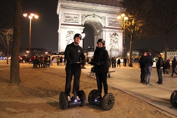 Paris à noite: passeio noturno exclusivo de Segway com guia local