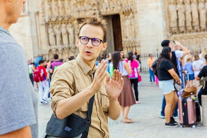 Excursão ao centro da cidade de Paris com Notre Dame Semi Private 12ppl Max
