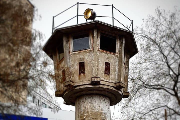 PRIVADO ATRAVÉS DA PAREDE DE BERLIM E DA GUERRA FRIA BERLIM