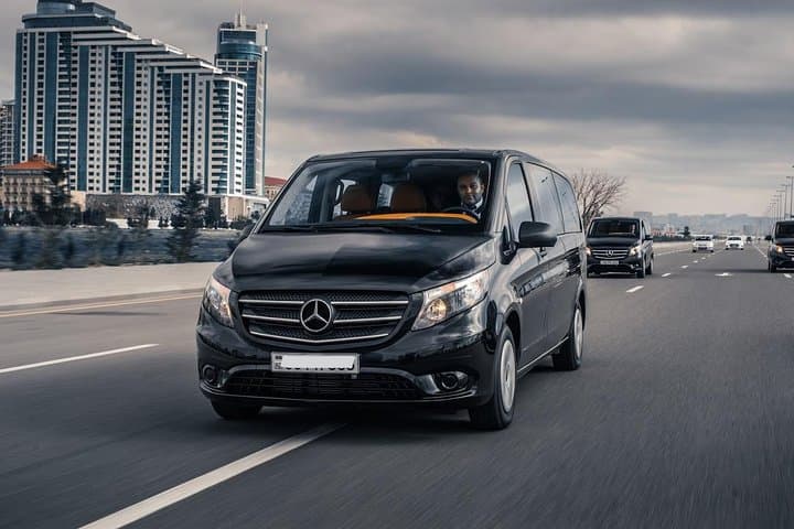 Partida de veículo privado de Praga para Praga Estação Ferroviária