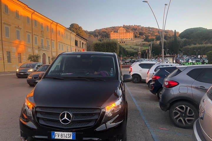 Transferência VIP privada do aeroporto da cidade de Roma para o aeroporto de Roma