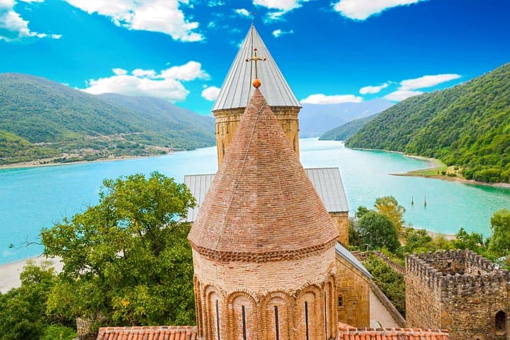 Excursão de dia inteiro em Gudauri e Ananuri incluindo retirada no hotel
