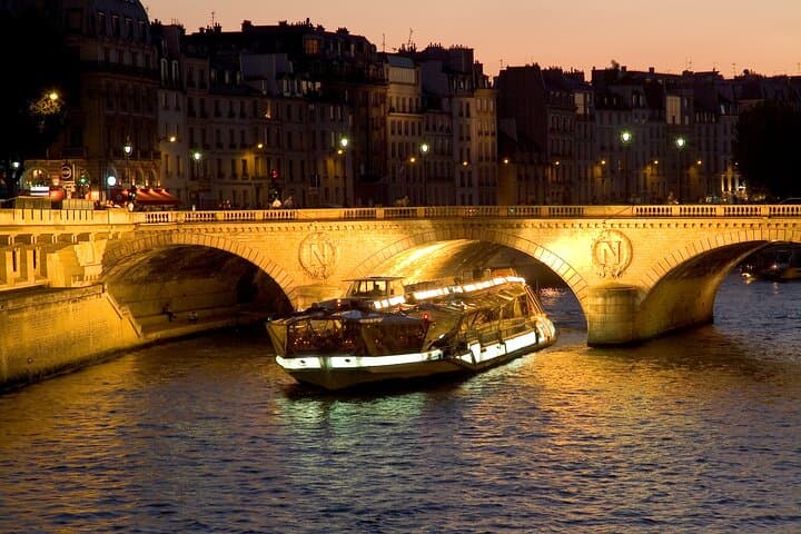 Bateaux Mouches cruzeiro de jantar especial da noite de Ano Novo em Paris