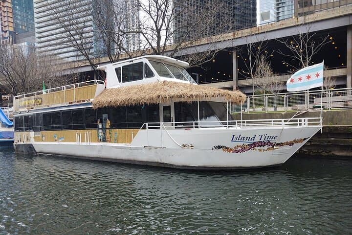 Cruzeiro com festa no Chicago River Tiki Bar saindo de Chicago Riverwalk