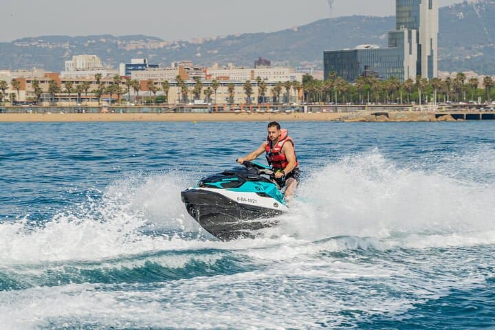 Passeio de jet ski pelo horizonte de Barcelona + experiência de vídeo