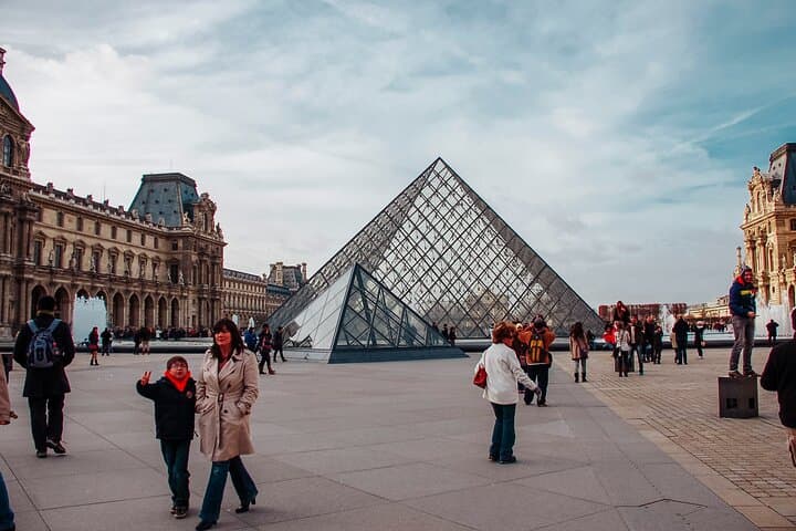 Paris Private Photoshoot Tour com Louvre e hotel Pick up e drop -5 horas