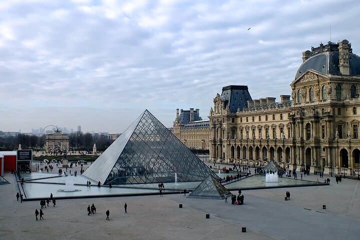 Paris Private Vintage Car Tour Photoshoot hotel Pick up drop 4 horas