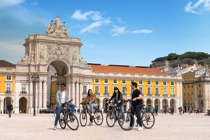 Visita guiada a Lisboa 360o: Excursão de barco, bicicleta, caminhada e tramway