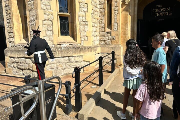 Excursão privada a crianças em Tower of London para crianças com guia Blue Badge