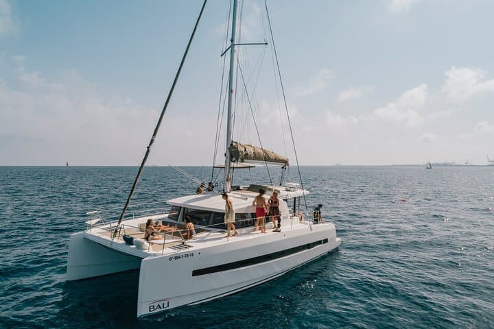 Catamarã de luxo para experiências particulares em Barcelona