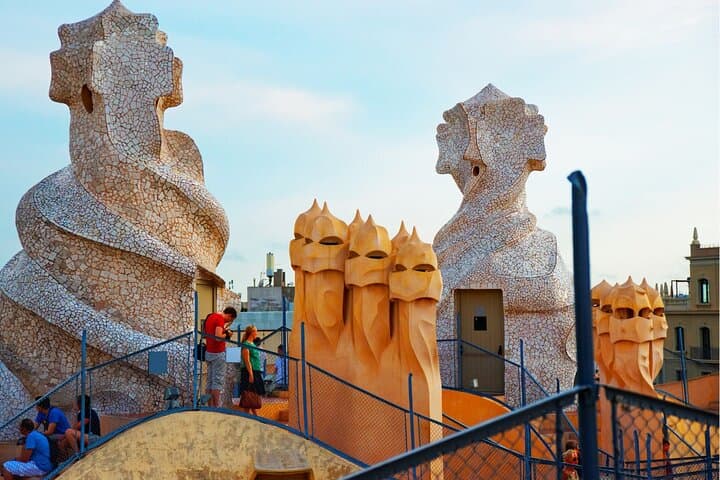 Barcelona: Entrada Reservada para Casa Mila (La Pedrera) com Áudio