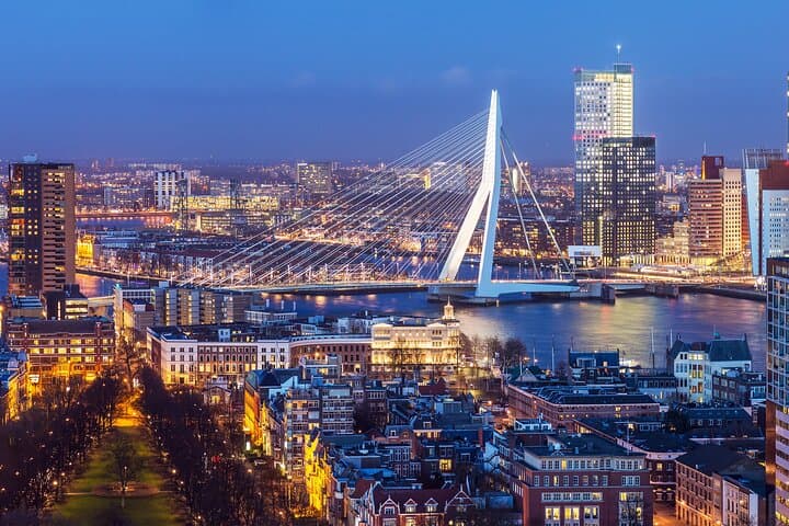 Private Rotterdam, Delft & The Hague Tour por Mercedes EQV