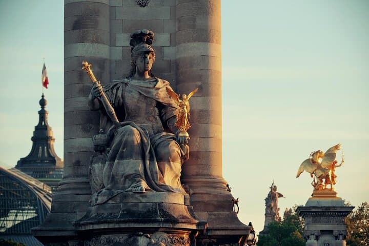 Historic Paris: Excursão privada exclusiva com um local