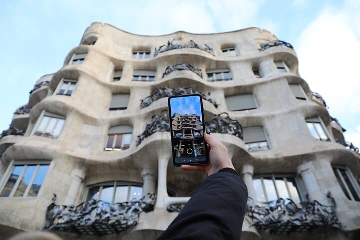 Visita guiada privada matinal de La Pedrera com bilhete Casa Batlló