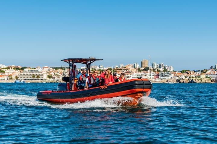 Passeio de barco: encantadora Costa de Cascais até ao farol de Lisboa