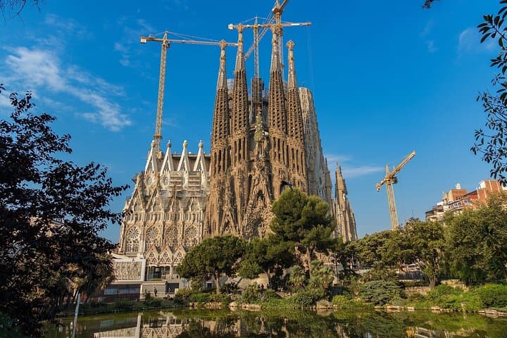 Excursão privada sem filas à Sagrada Família com torres