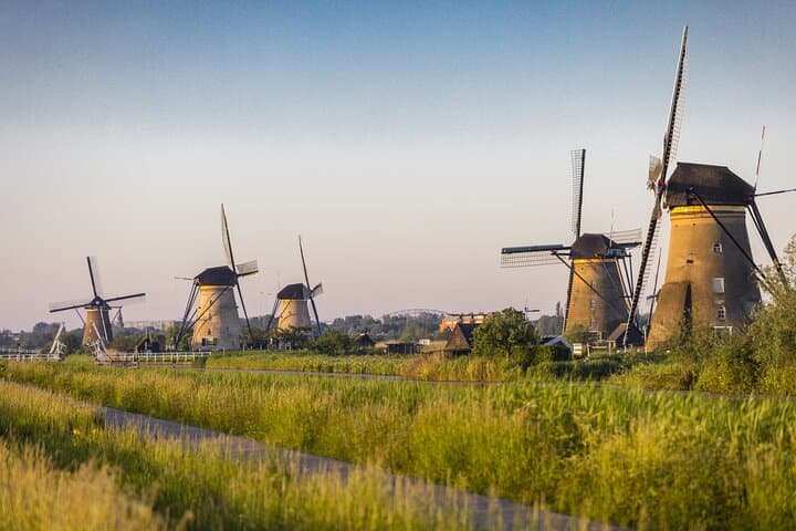 Excursão famosa pela Holanda: visite Haia, Delft, Rotterdam e Kinderdijk de A'dam