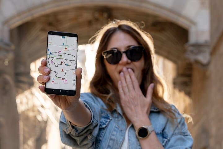 Excursão Autoguiada ao Bairro Gótico de Barcelona: Rota do Crânio Escondido