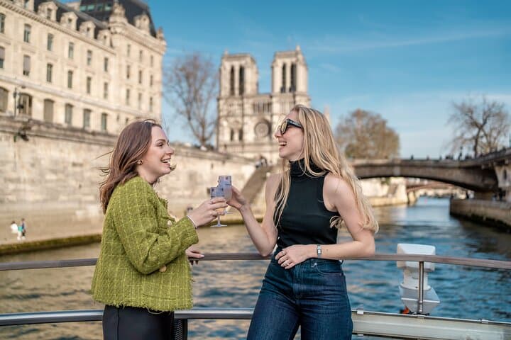 Cruzeiro à noite de Champagne a partir de Notre-Dame by Bateaux Parisiens