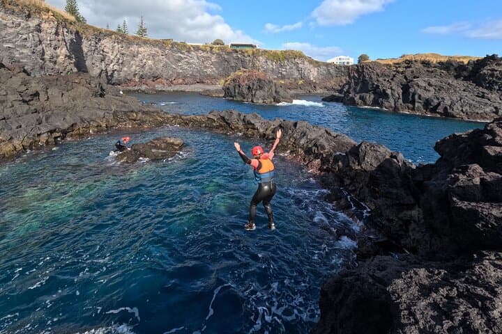 Aventura de coasteering em São Miguel, Açores
