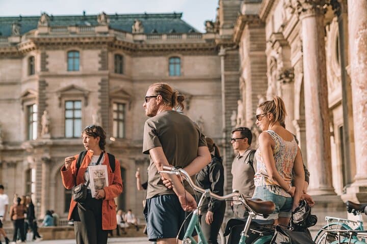 Excursão de bicicleta para grupos pequenos à noite na Cidade das Luzes de Paris e cruzeiro de barco