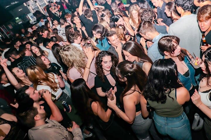 Madrid: Top Pub Crawl Madrid & Festa