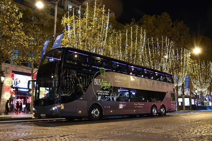 Jantar na Champs-Elysées Paris à noite em ônibus panorâmico