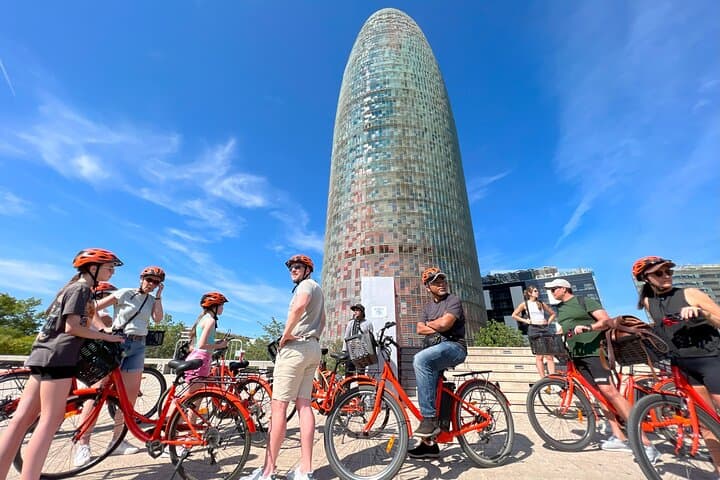 Barcelona Bike City Tours de Sagrada para o mar com um local