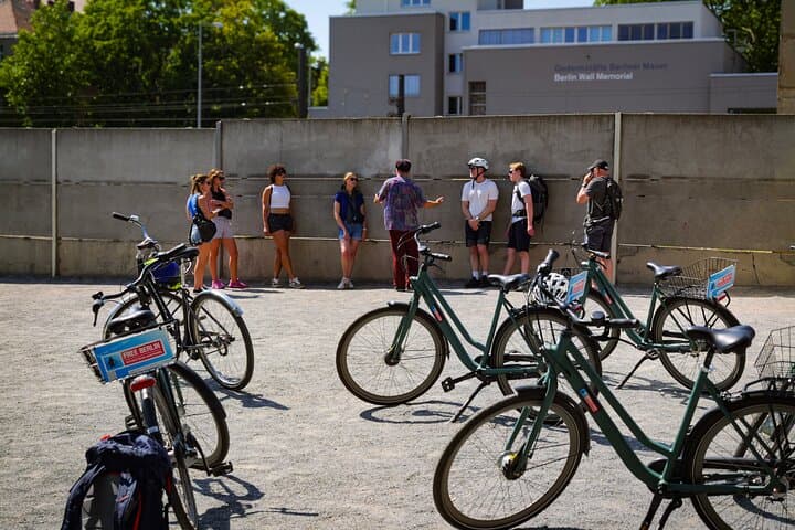 Berlim: Visita guiada de bicicleta ao muro de Berlim e ao Terceiro Reich