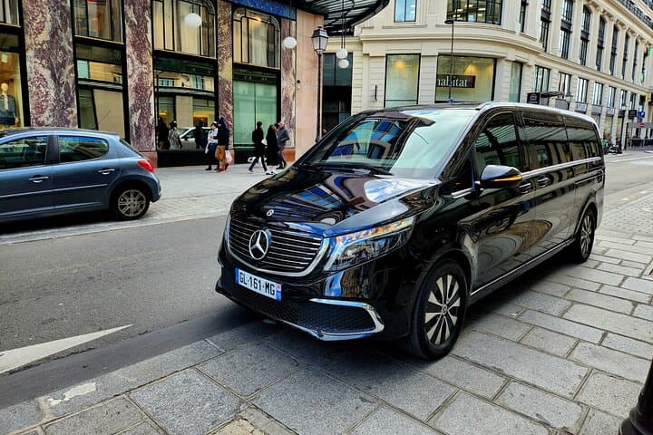 Transferência Privada: Versalhes para o Aeroporto de Paris CDG em Van de Luxo