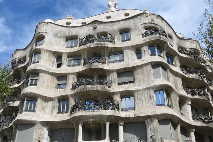 Casa Milà Tour Explore a obra-prima icónica de Gaudí La Pedrera