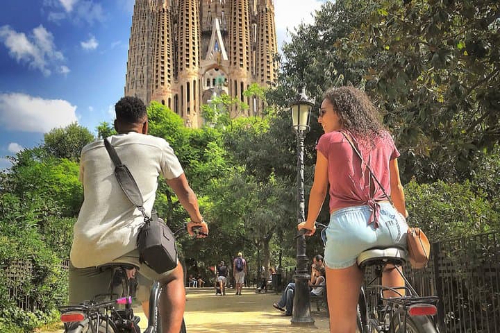 Barcelona Small-Group E-Bike Tour com paradas fotográficas icônicas