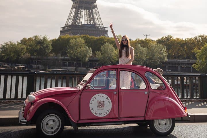 Emily em Paris Tour - em um Citroën rosa 2cv