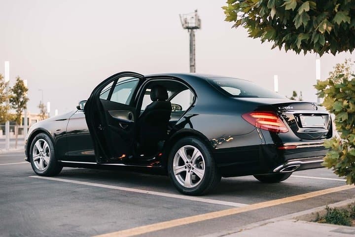 Partida em Sedan Privado da cidade de Madrid para o Aeroporto de Madrid MAD