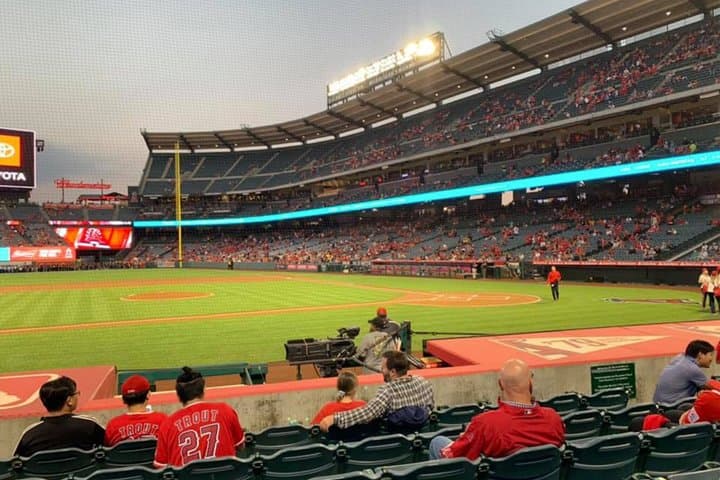 Jogo de baseball dos Los Angeles Angels no Angel Stadium