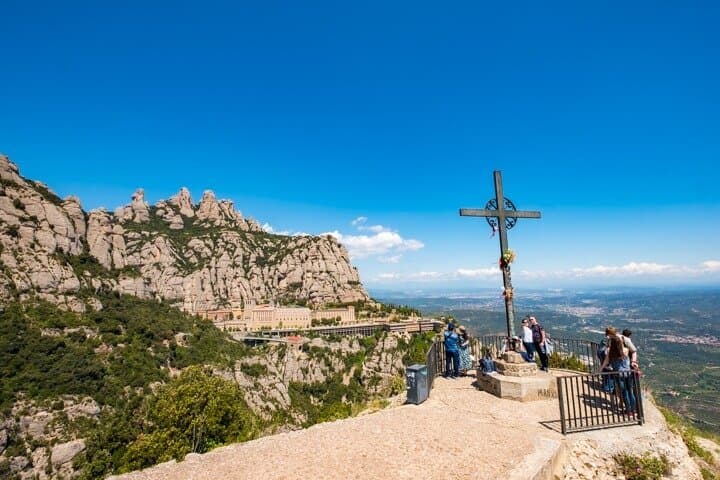 Montserrat Monastery with Easy Hike & Sitges Tour saindo de Barcelona