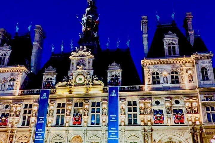 Noite Crimes de Paris Tour com vinho e queijo