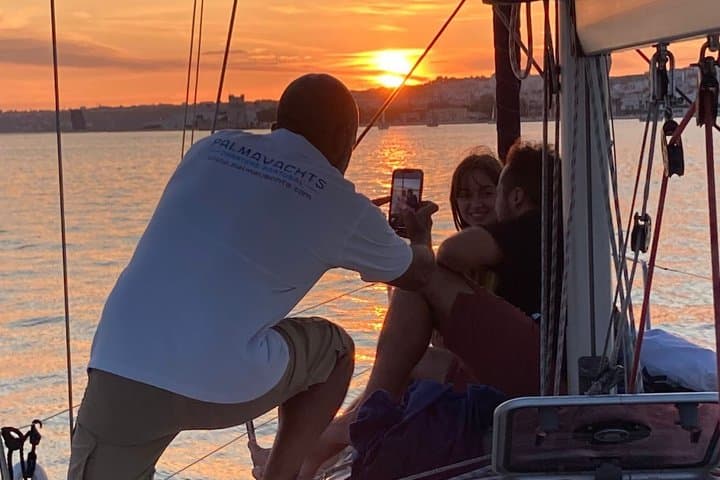 Cruzeiro Privado Romântico de 2h em Lisboa com Vinho Espumante - Dia/Pôr do Sol