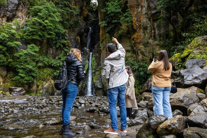 Caçando Cataratas nos Açores: Tour pela Natureza