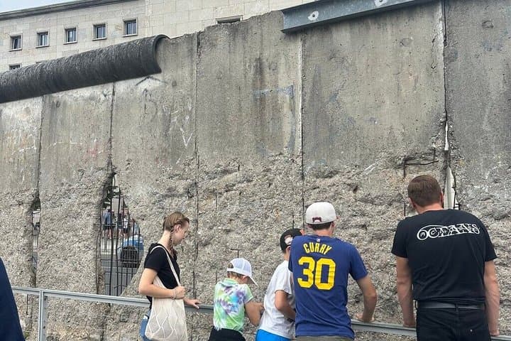 PRIVADO ATRAVÉS DA PAREDE DE BERLIM E DA GUERRA FRIA BERLIM