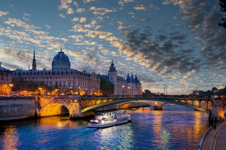 Noite Crimes de Paris Tour com vinho e queijo