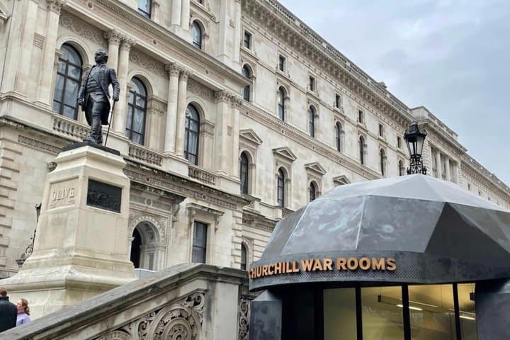 Passeio em Pequeno Grupo da Segunda Guerra Mundial com Entrada Opcional na Sala de Guerra de Churchill